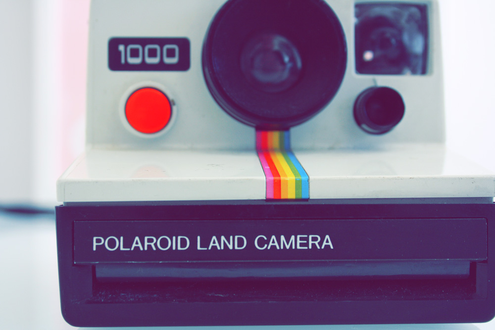 Une box polaroid avec un polaroid 600 et une pellicule. Acheter ou offrir