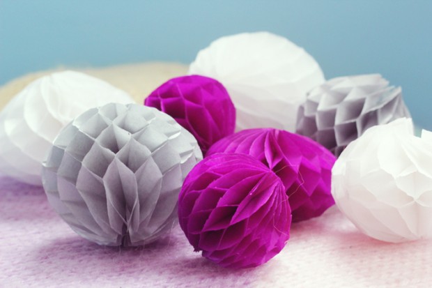 DIY : une guirlande de pompons alvéolés